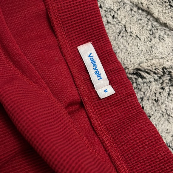 A pencil skirt that goes with any top.Gives a wonderful look and fits perfectly - Picture 3 of 3